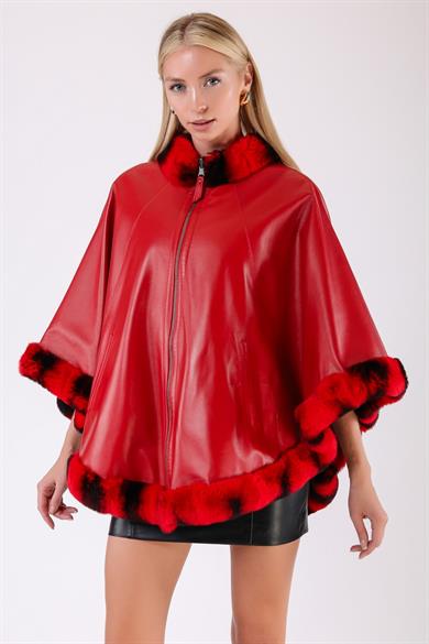 Cape bicolore en rex rouge avec garniture de cuir