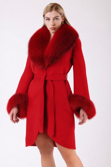 Manteau en cachemire rouge avec finitions en renard