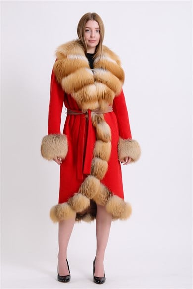 Manteau en alpaga rouge avec détails en renard doré