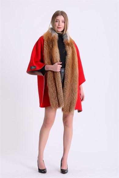 Manteau en alpaga rouge avec garniture en fourrure de renard doré