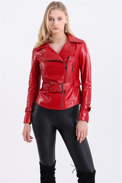 Veste ajustée en cuir rouge avec détail de ceinture