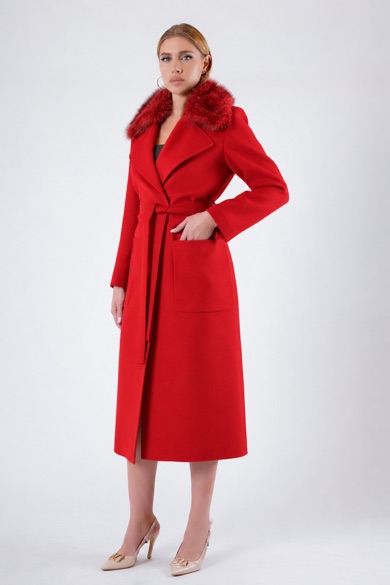 Manteau en cachemire rouge avec fitures en fourrure
