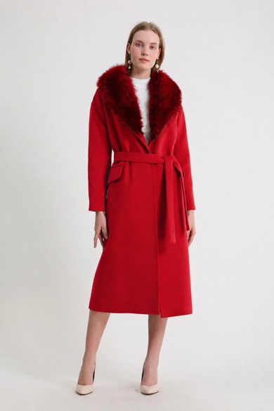Manteau en cachemire rouge avec garniture en fourrure