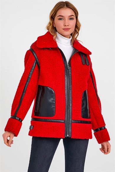 Manteau puffé rouge avec garniture de peau d'agneau