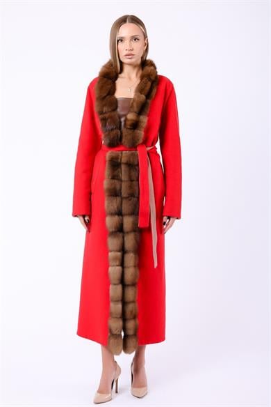 Manteau en alpaga et laine rouge avec accessoires en fourrure de zibeline naturelle
