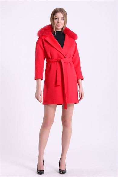 Manteau en cachemire rouge garni de fourrure de renard
