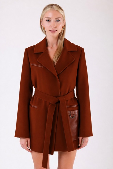 Manteau en cachemire rouge-brun avec finitions en cuir