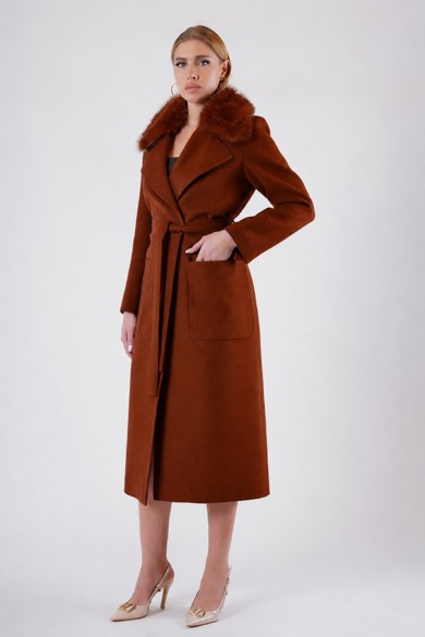 Manteau en cachemire brun rougeâtre avec finiture en fourrure
