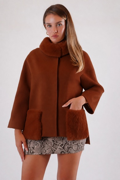 Manteau en cachemire brun-rouge avec finitions en fourrure