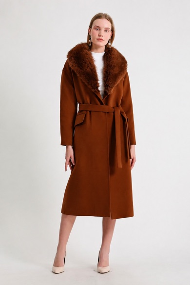 Manteau en cachemire brun roux avec garniture en fourrure