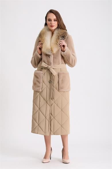 Manteau en alcantara beige foncé avec garniture en fourrure de renard