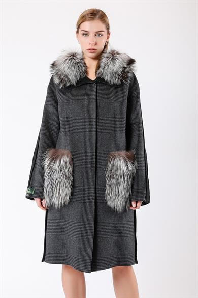 Manteau en alpaga laine gris foncé avec texture et garniture en fourrure de renard
