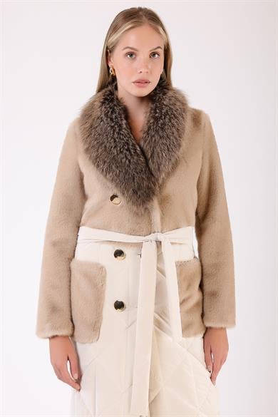 Manteau en laine crème avec garniture de fourrure de renard