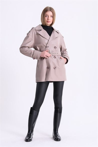 Long manteau en cuir crème avec détail de ceinture