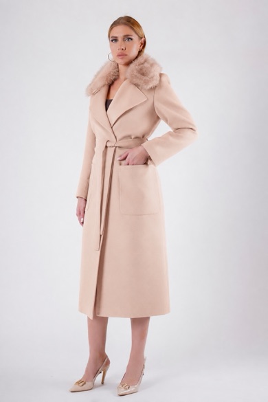 Manteau en cachemire crème avec finiture en fourrure