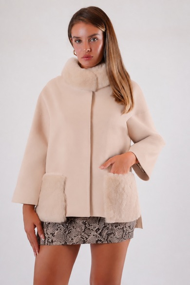 Manteau en cachemire couleur crème avec finitions en fourrure