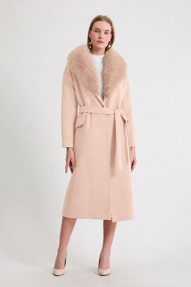 Manteau en cachemire couleur crème avec garniture en fourrure