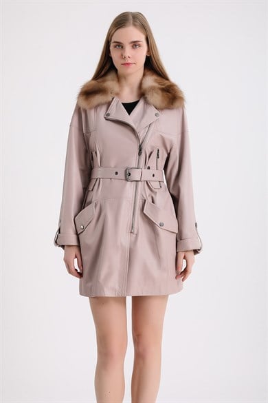 Trench en cuir crème avec garniture en fourrure