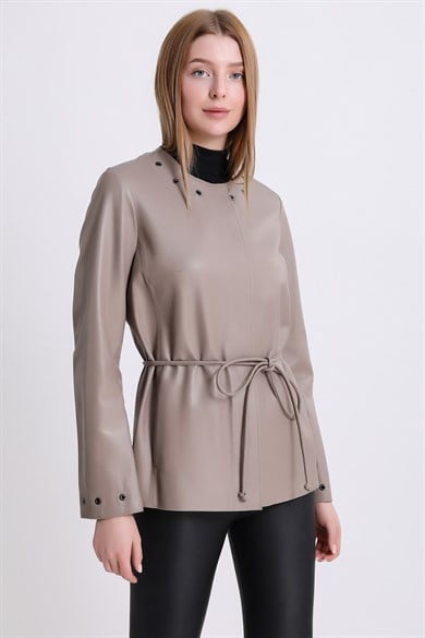 Manteau en cuir crème avec ceinture