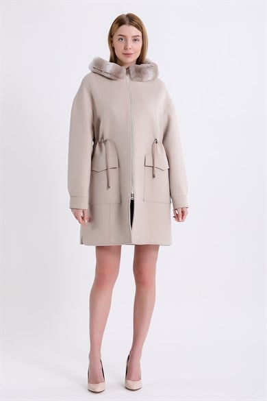 Manteau en cachemire crème avec détails en rex