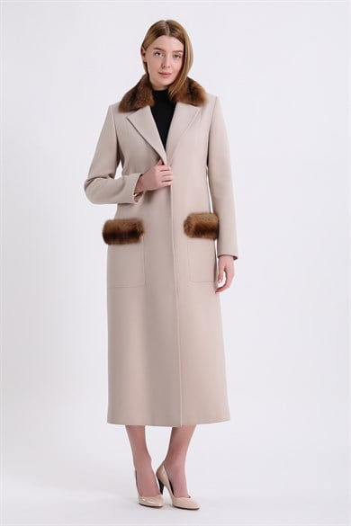 Manteau en cachemire crème avec détails en zibeline