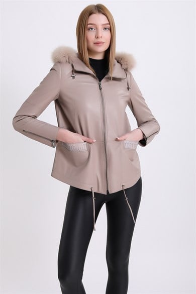 Manteau en cuir crème avec finition fourrure renard