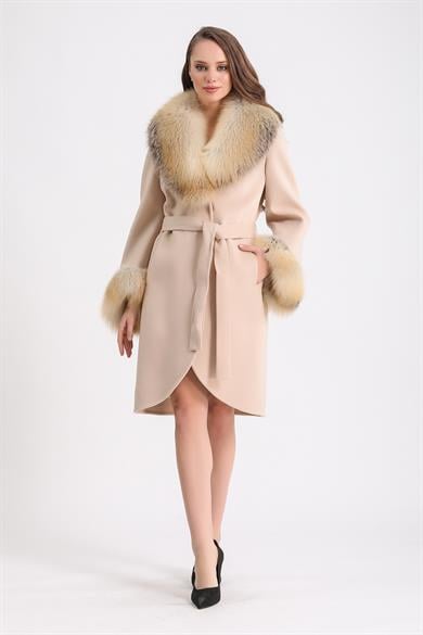 Manteau en cachemire crème avec détails en fourrure de renard