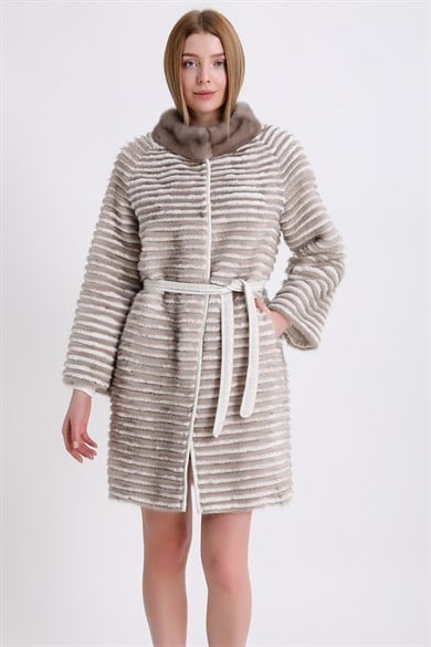 Manteau crème avec détails en vison