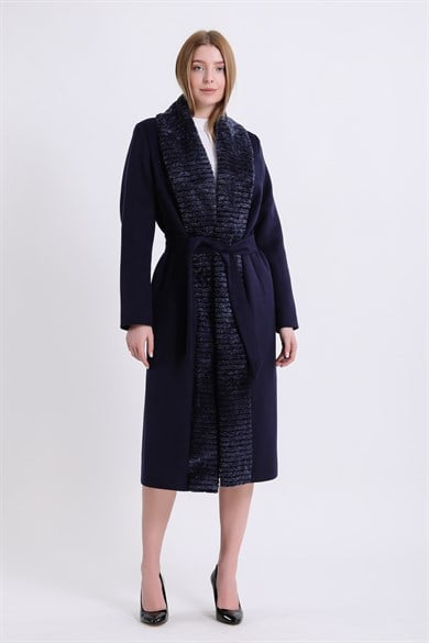 Manteau en cachemire bleu marine avec détails en fourrure d'astrakan