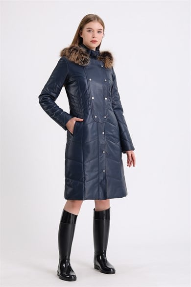 Manteau en cuir bleu marine avec détails renard