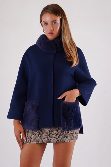 Manteau en cachemire bleu marine avec finitions en fourrure