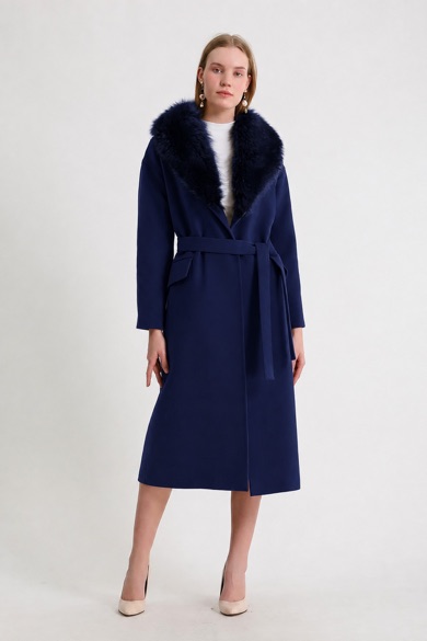 Manteau en cachemire bleu marine avec garniture en fourrure