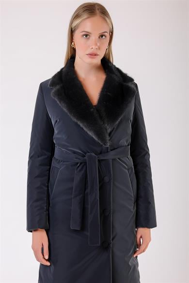 Manteau matelassé bleu marine imperméable avec garniture de fourrure