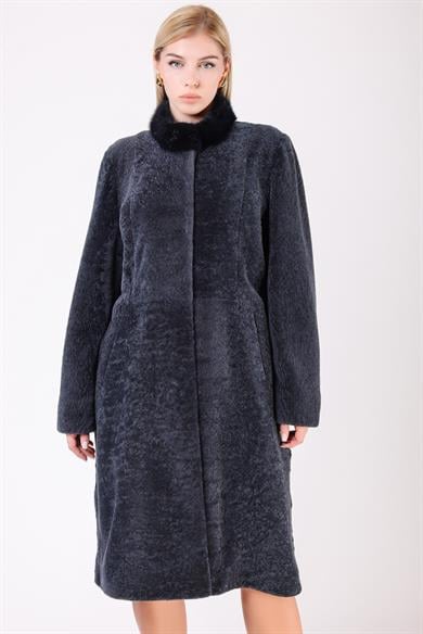 Manteau en fourrure bleu marine