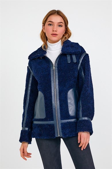 Manteau puffé bleu marine avec garniture de peau d'agneau