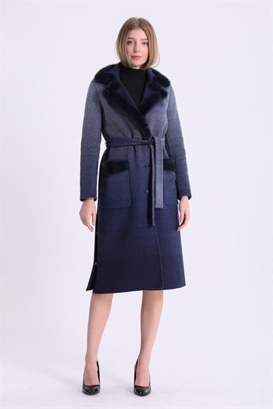 Manteau en alpaga bleu marine dégradé avec garniture en fourrure de vison