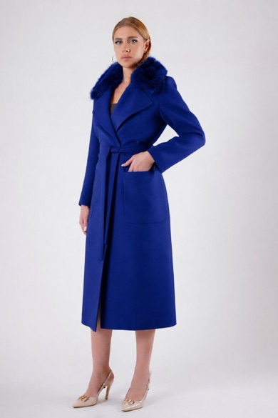 Manteau en cachemire bleu avec fitures en fourrure