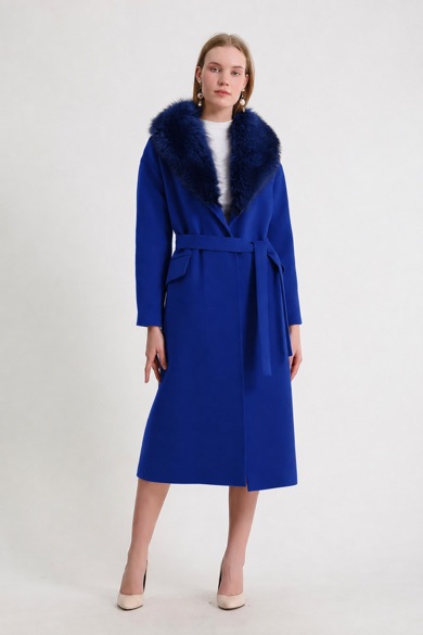 Manteau en cachemire bleu avec garniture en fourrure