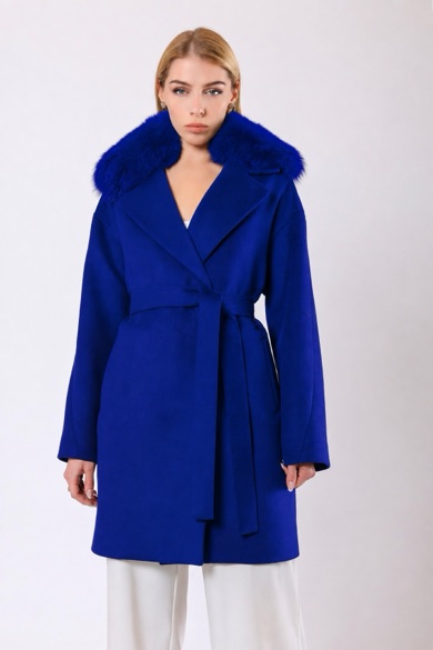 Manteau en cachemire Miranda bleu avec finiture en fourrure