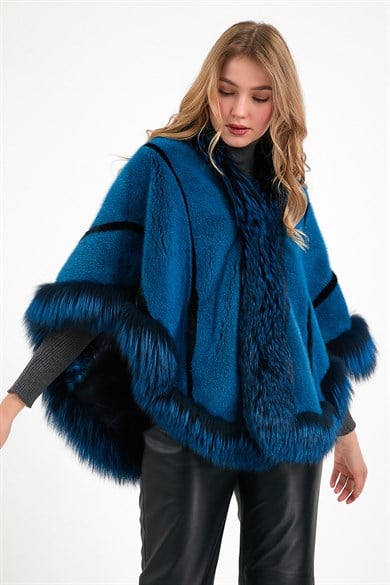 Poncho bleu avec garniture de fourrure de renard et doublure de vison