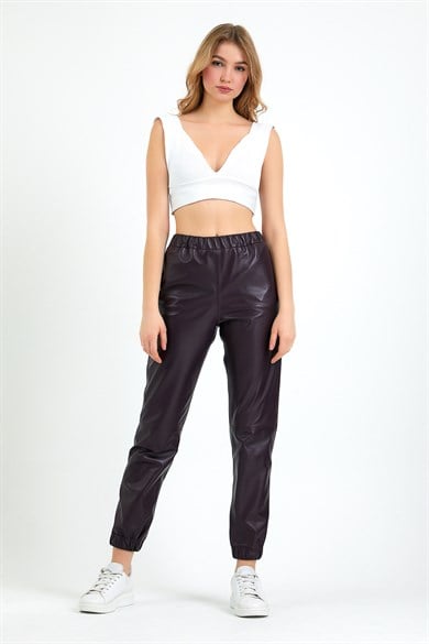 Pantalon en cuir violet coupe ajustée