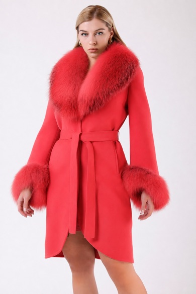 Manteau en cachemire rouge grenade avec finitions en renard