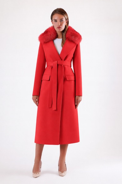 Manteau en cachemire couleur grenade avec fioritures en fourrure
