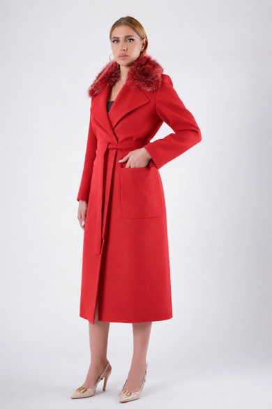 Manteau en cachemire rouge grenade avec fitures en fourrure