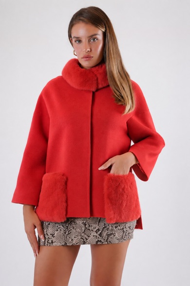 Manteau en cachemire couleur grenade avec finitions en fourrure