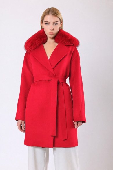 Manteau en cachemire Miranda couleur grenade avec finiture en fourrure