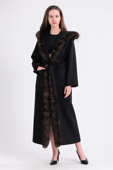 Manteau en cachemire noir avec accessoires en fourrure de zibeline