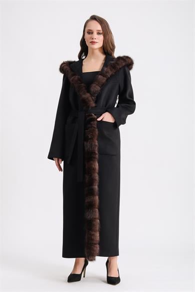 Manteau en cachemire noir avec garniture en fourrure de zibeline