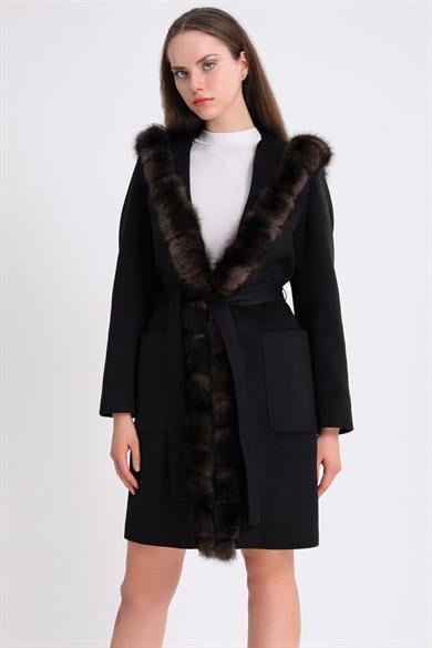 Manteau en cachemire noir avec accessoires en fourrure de zibeline