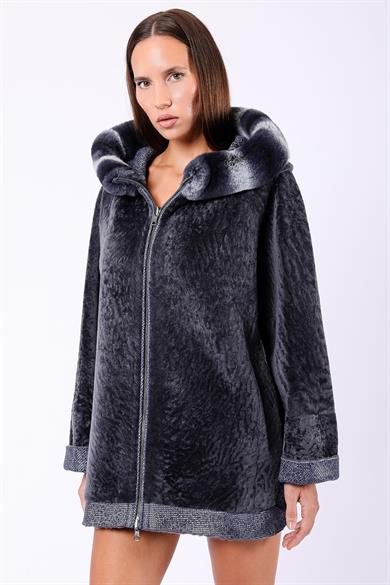 Manteau en astrakan réversible bleu océan avec accessoires en rex et détails en cuir véritable